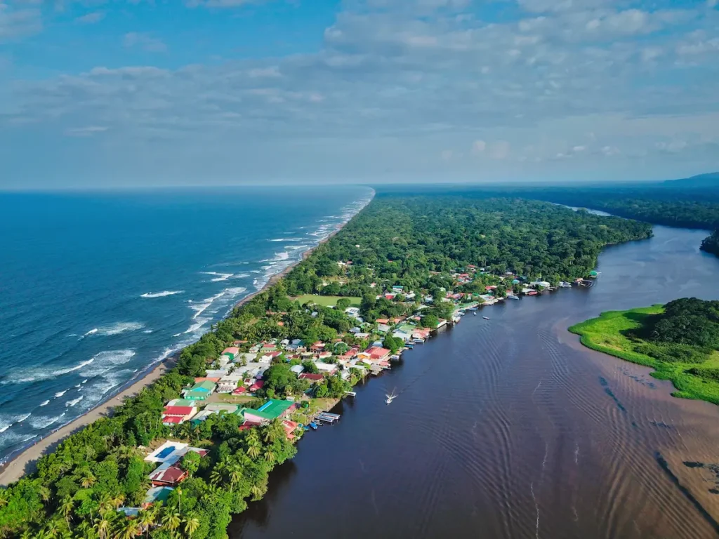 Stages of the journey from San José to Valverde Glamping & Ecolodge in Tortuguero: land transfer, boat ride from La Pavona, arrival at the lodge, and nature immersion.