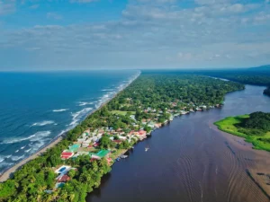 Stages of the journey from San José to Valverde Glamping & Ecolodge in Tortuguero: land transfer, boat ride from La Pavona, arrival at the lodge, and nature immersion.